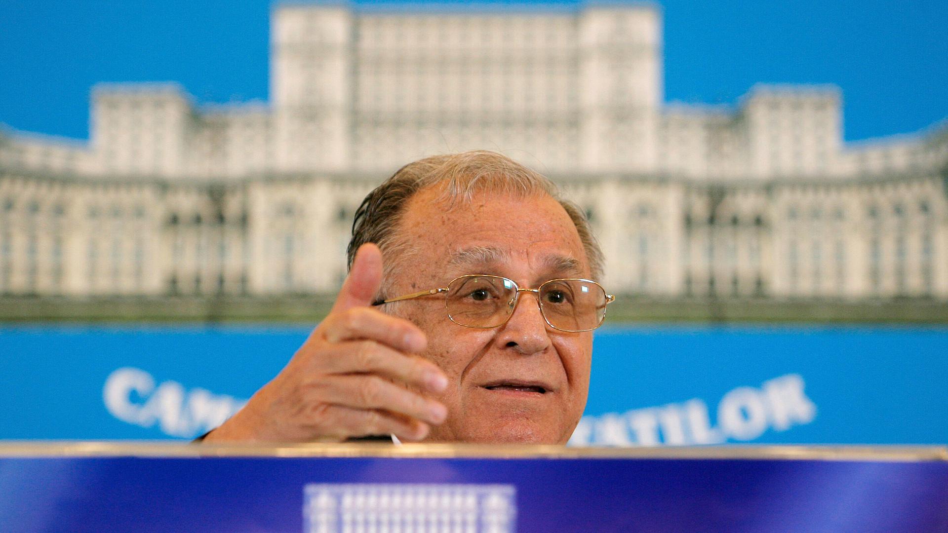 Der ehemalige rumänische Präsident Ion Iliescu spricht und gestikuliert. Der ehemalige rumänische Präsident Ion Iliescu spricht und gestikuliert.