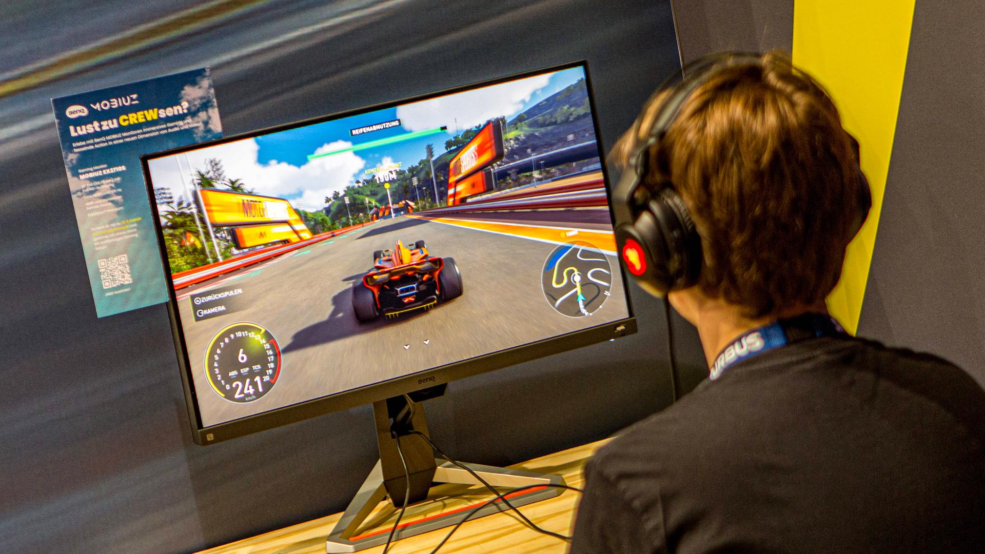 Eine Person spielt auf der Computerspielemesse gamescom am 23. August 2023 in Köln das Ubisoft Computerspiel The Crew Motorfest. Eine Person spielt auf der Computerspielemesse gamescom am 23. August 2023 in Köln das Ubisoft Computerspiel The Crew Motorfest.