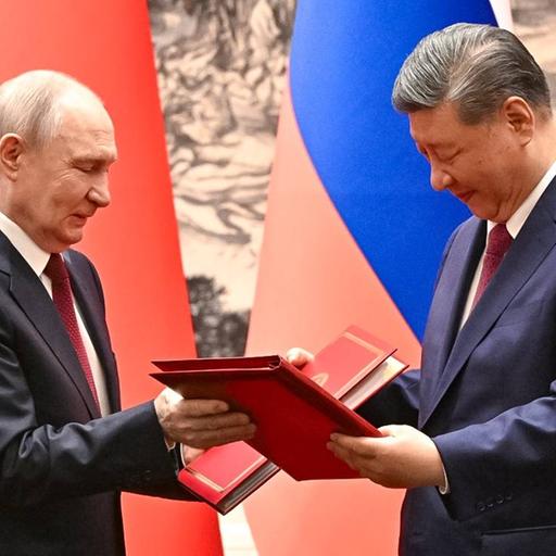 Der russische Präsident Wladimir Putin und der chinesische Präsident Xi Jinping nehmen an einer Unterzeichnungszeremonie in der Großen Halle des Volkes in Peking, China, teil.
