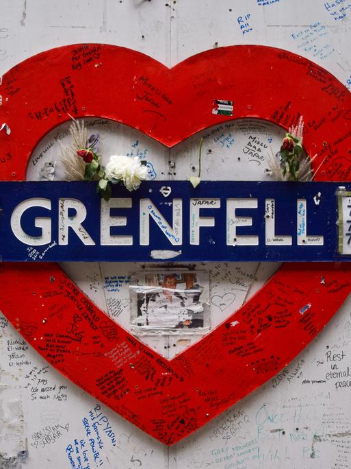 Eine Gedenkwand an die Opfer des Grenfell-Tower-Unglücks in der Nähe des Gebäudes, in dem einst Menschen lebten.