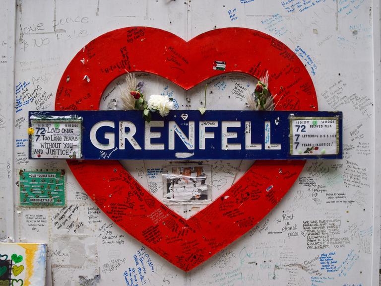 Eine Gedenkwand an die Opfer des Grenfell-Tower-Unglücks in der Nähe des Gebäudes, in dem einst Menschen lebten.