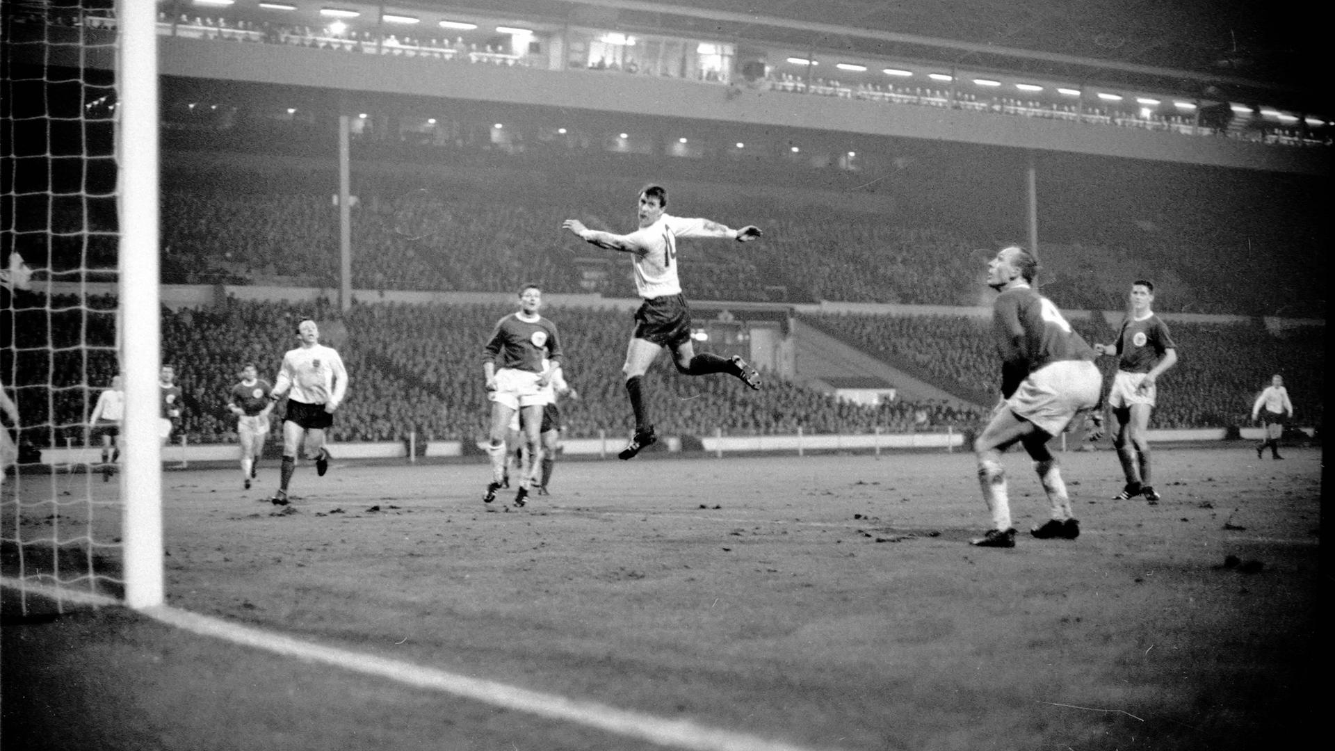 Der linke Innenverteidiger Geoff Hurst setzt im Flug zum Torschuss an