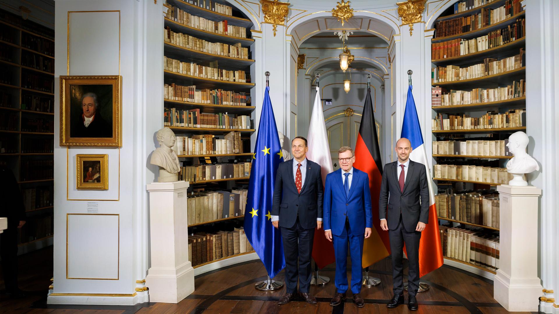 Johann Wadephul (CDU), Bundesaussenminister, nimmt am Treffen der Aussenminister des Weimarer Dreiecks teil. Hier mit dem franzoesischen Aussenminister Jean-Noel Barrot, und dem polnischen Aussenminister Radoslaw Sikorski, in der Herzogin Anna-Amalia Bibliothek. Johann Wadephul (CDU), Bundesaussenminister, nimmt am Treffen der Aussenminister des Weimarer Dreiecks teil. Hier mit dem franzoesischen Aussenminister Jean-Noel Barrot, und dem polnischen Aussenminister Radoslaw Sikorski, in der Herzogin Anna-Amalia Bibliothek.