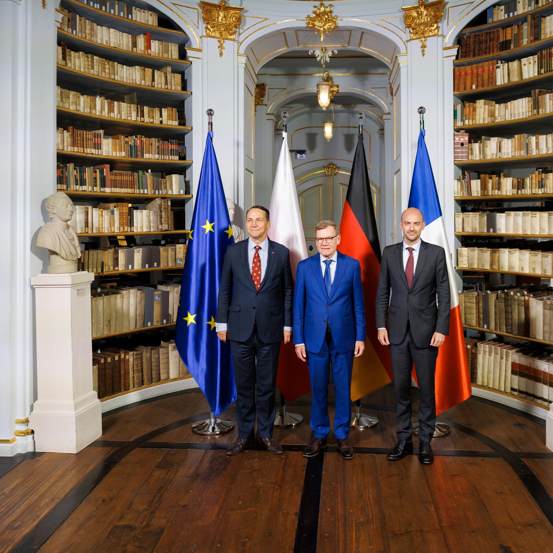 Johann Wadephul (CDU), Bundesaussenminister, nimmt am Treffen der Aussenminister des Weimarer Dreiecks teil. Hier mit dem franzoesischen Aussenminister Jean-Noel Barrot, und dem polnischen Aussenminister Radoslaw Sikorski, in der Herzogin Anna-Amalia Bibliothek. Weimar, 03.09.2026. Fotografiert im Auftrag des Auswaertigen Amtes