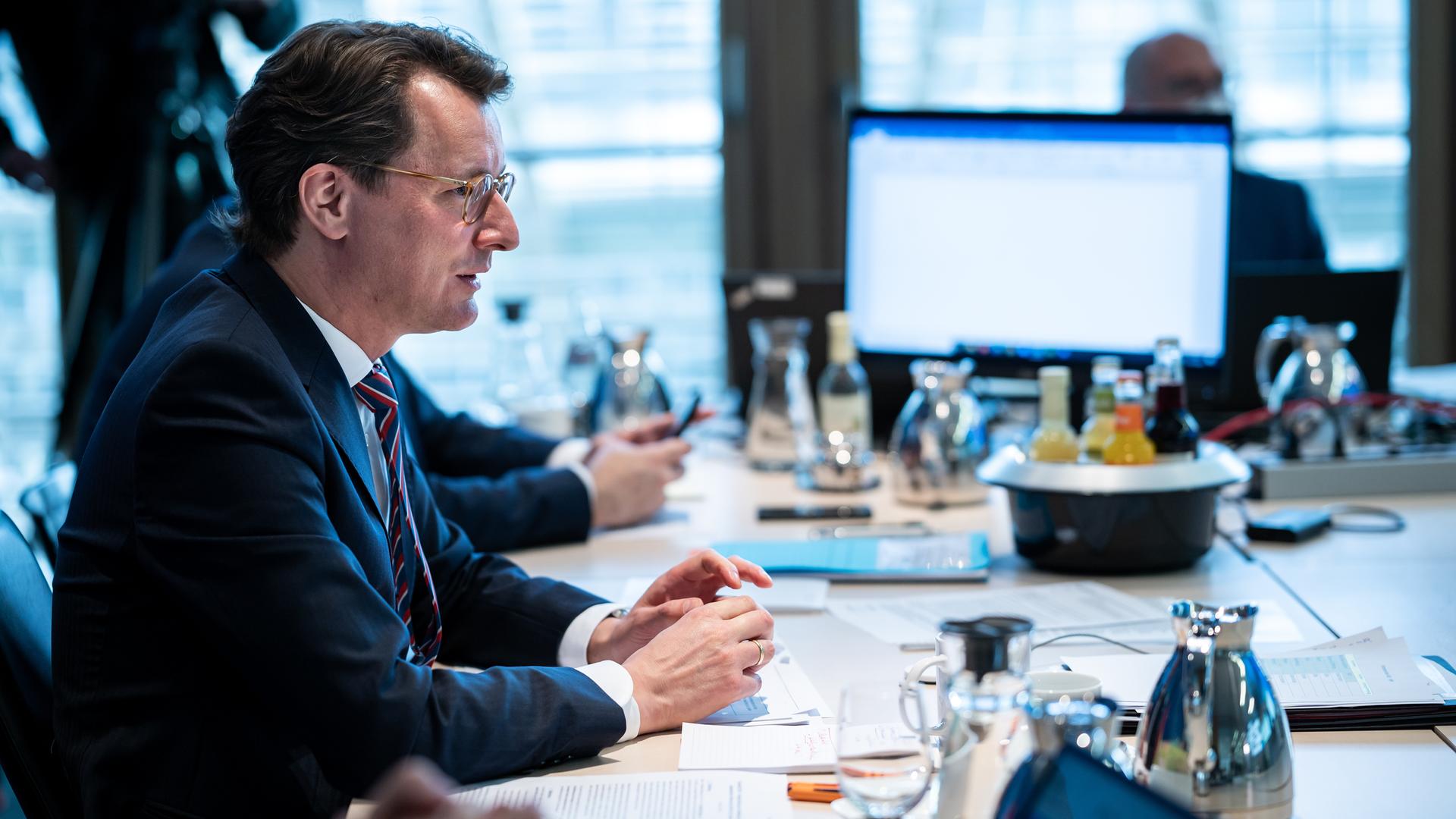 Hendrik Wüst (CDU), Ministerpräsident von Nordrhein-Westfalen und Vorsitzender der Ministerpräsidentenkonferenz (MPK), nimmt an der Videokonferenz der Regierungschefinnen und Regierungschefs der Länder teil.