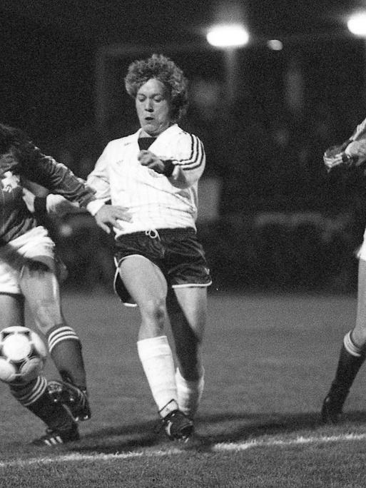 Die deutsche Spielerin Doris Kresimon (Mitte) im Zweikampf mit zwei schweizerischen Spielerinnen beim ersten Länderspiel der Fußball-Frauennationalmannschaften Deutschlands und der Schweiz am 10.11.1982 in Koblenz.