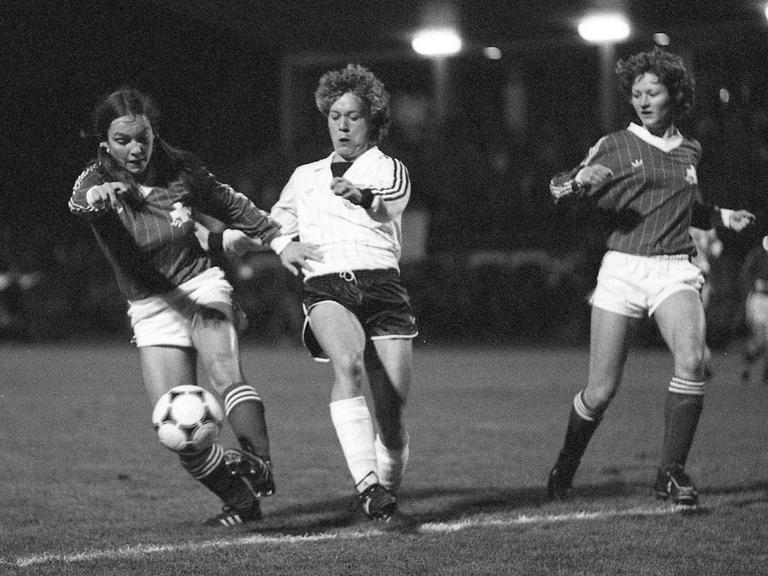 Die deutsche Spielerin Doris Kresimon (Mitte) im Zweikampf mit zwei schweizerischen Spielerinnen beim ersten Länderspiel der Fußball-Frauennationalmannschaften Deutschlands und der Schweiz am 10.11.1982 in Koblenz.