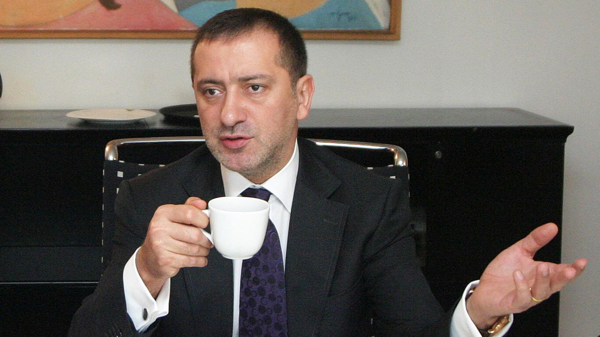 Der türkische Journalist, Kolumnist, Fernsehmoderator und Medienmanager Fatih Altayli am 28. März 2006 in Istanbul. Der türkische Journalist, Kolumnist, Fernsehmoderator und Medienmanager Fatih Altayli am 28. März 2006 in Istanbul.