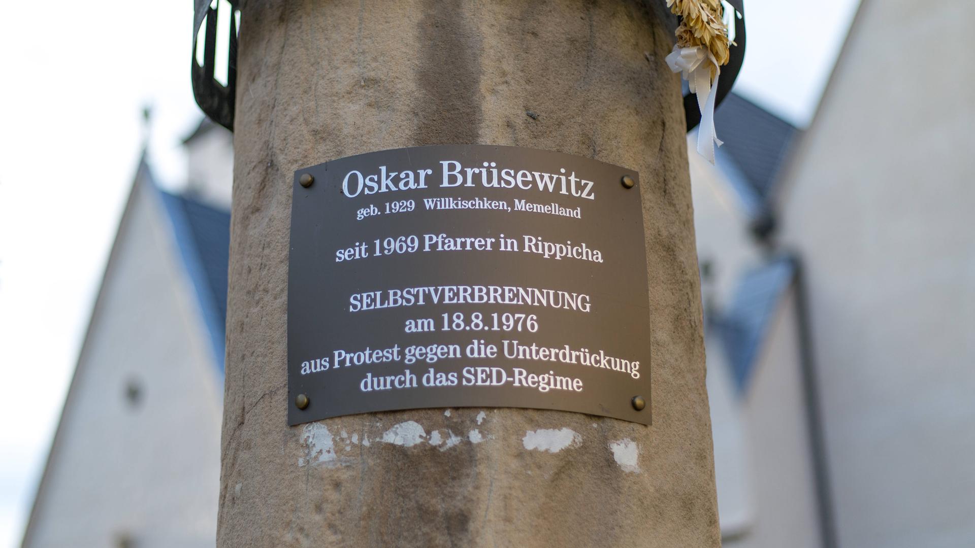 Eine Gedenktafel am öffentlichen Ort der Selbstverbrennung des evangelischen Pfarrers Oskar Brüsewitz. Eine Gedenktafel am öffentlichen Ort der Selbstverbrennung des evangelischen Pfarrers Oskar Brüsewitz.