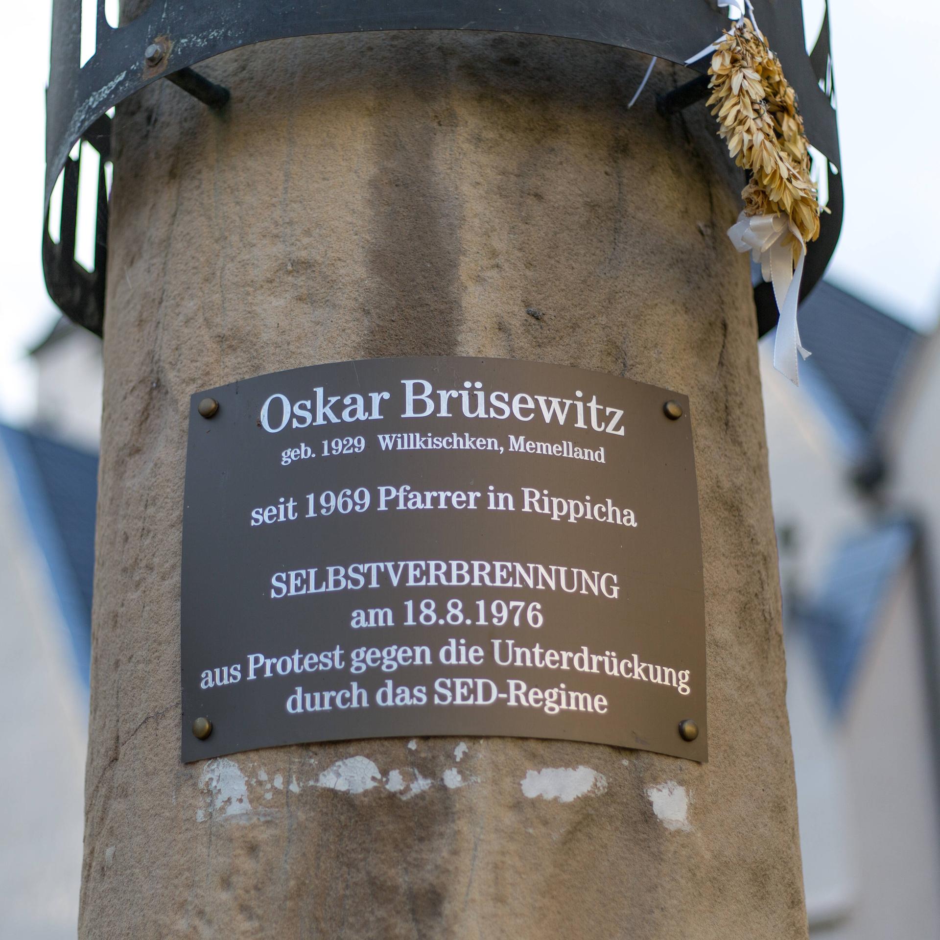 Eine Gedenktafel am öffentlichen Ort der Selbstverbrennung des evangelischen Pfarrers Oskar Brüsewitz.