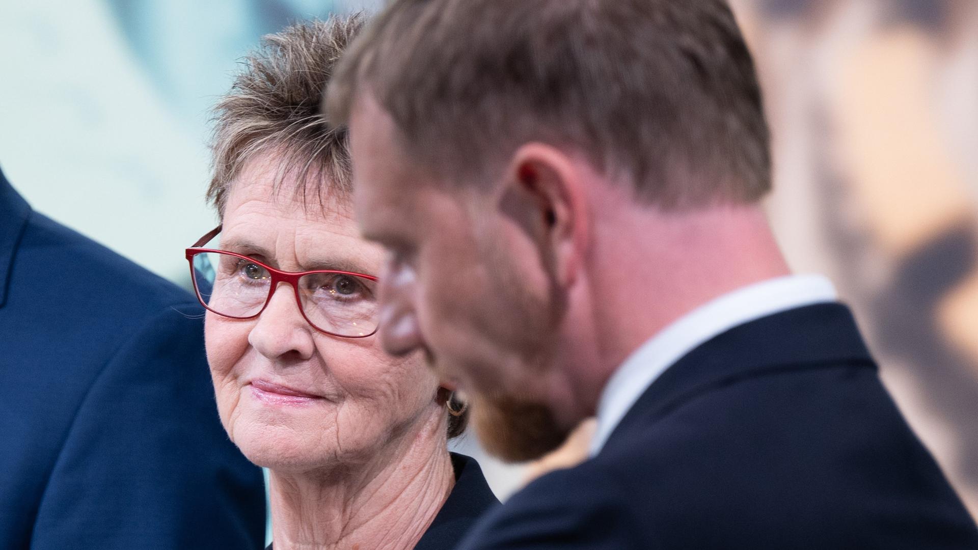 Sabine Zimmermann (BSW), Spitzenkandidatin des Bündnis Sahra Wagenknecht in Sachsen, und Michael Kretschmer (CDU), amtierender Ministerpräsident von Sachsen und Spitzenkandidat im ZDF-Fernsehstudio.