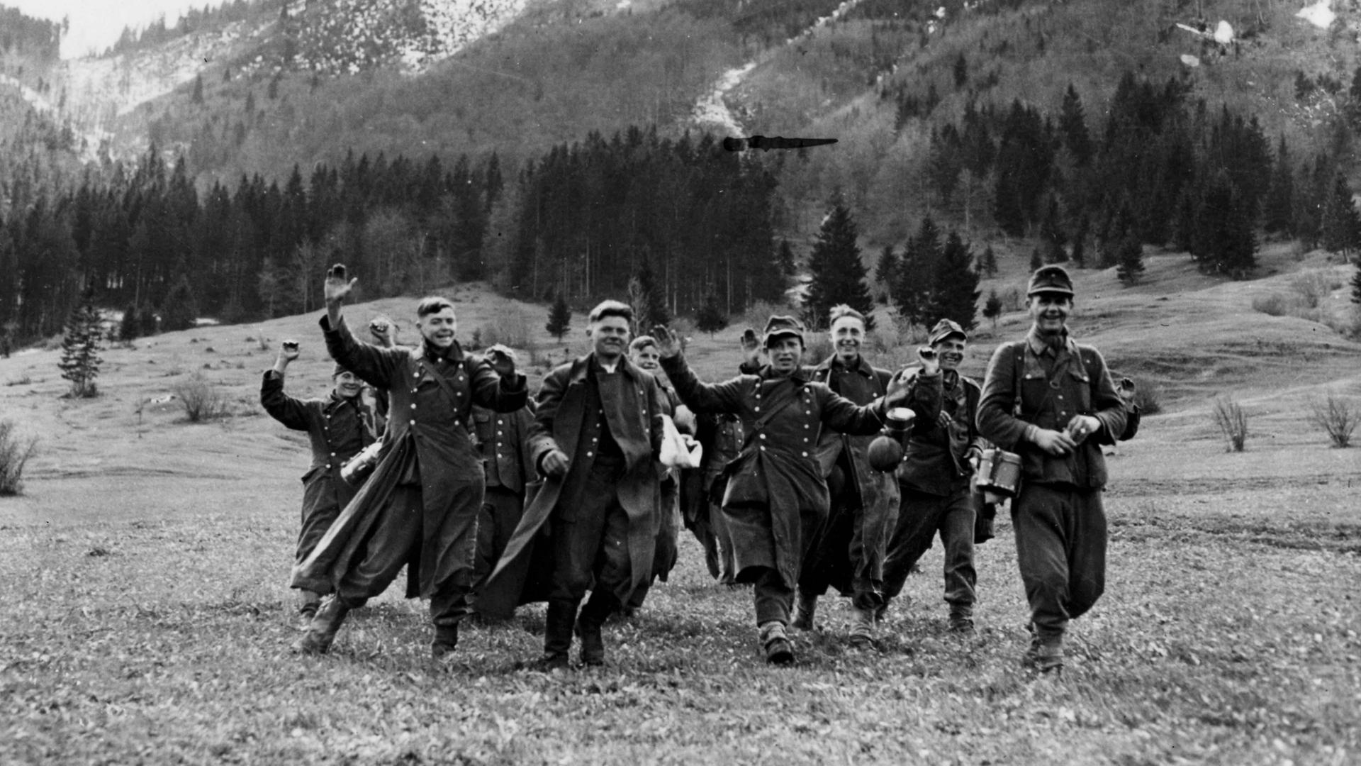 Kapitulierende Soldaten der deutschen Wehrmacht bei Oberammergau im Frühjahr 1945