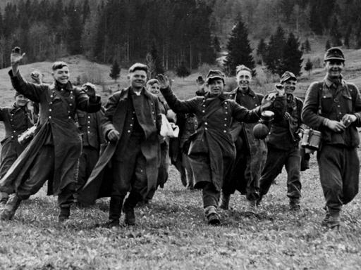 Kapitulierende Soldaten der deutschen Wehrmacht bei Oberammergau im Frühjahr 1945