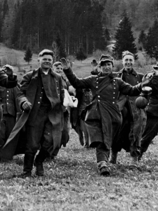 Kapitulierende Soldaten der deutschen Wehrmacht bei Oberammergau im Frühjahr 1945