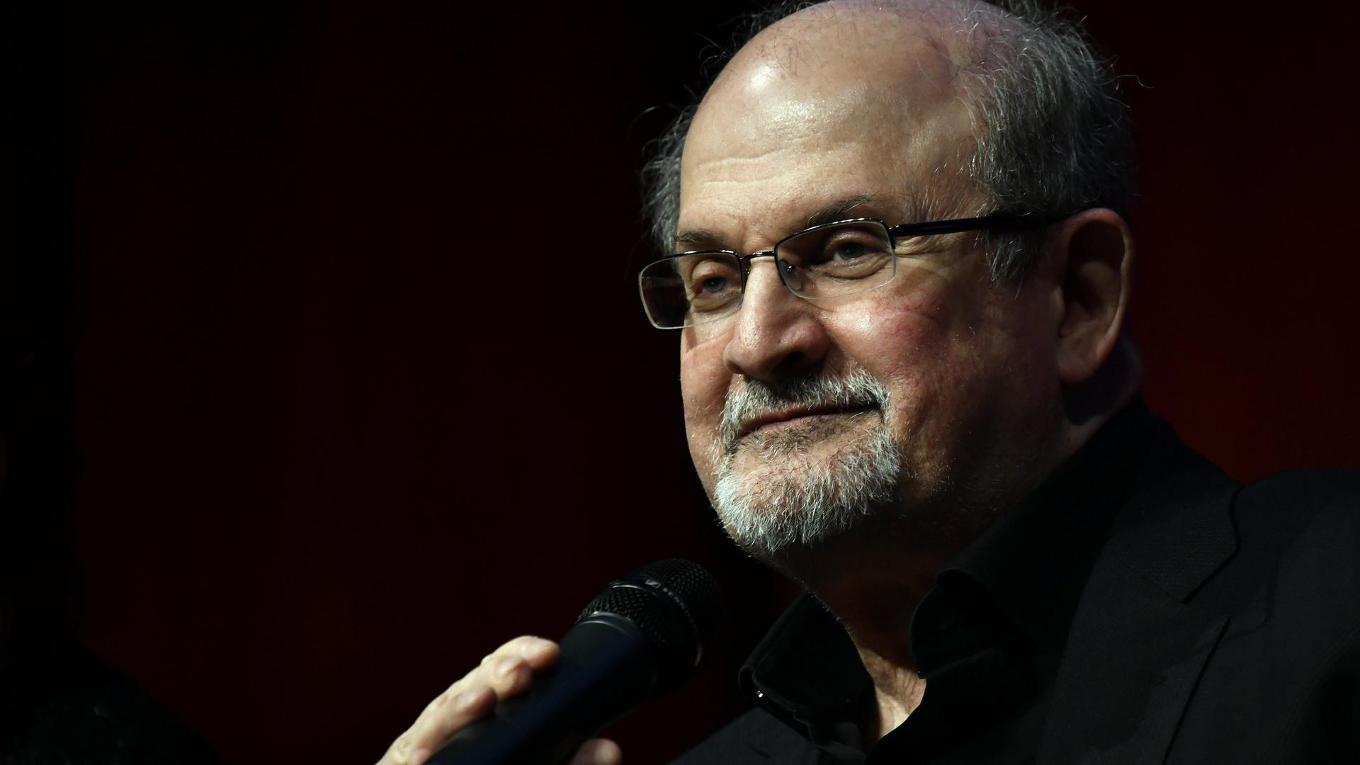 Der indisch-britische Schriftsteller Salman Rushdie, der 1989 mit einer Fatwa belegt worden ist.