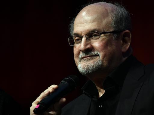 Der indisch-britische Schriftsteller Salman Rushdie, der 1989 mit einer Fatwa belegt worden ist.