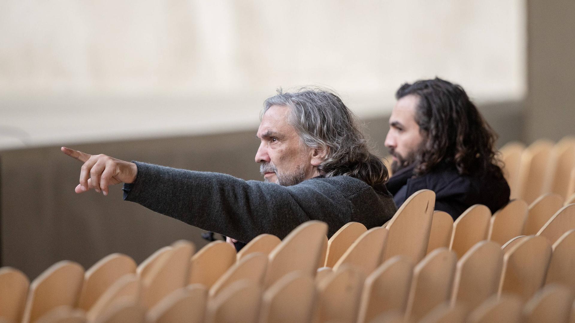 Festspielleitung: Christian Stückl und sein Stellvertreter Abdullah Karaca bei den Passionsspielen Oberammergau, Deutschland.