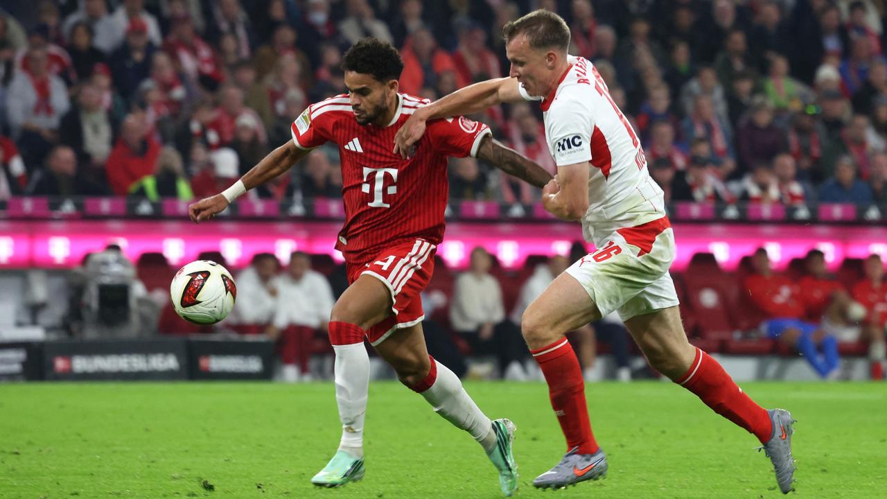 Luis Díaz (l, Bayern München) und Lukas Klostermann (RB Leipzig) kämpfen um den Ball.
