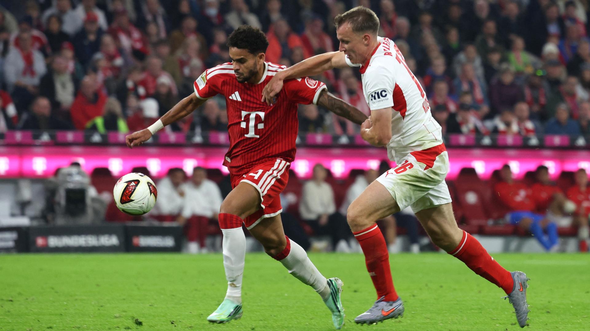 Luis Díaz (l, Bayern München) und Lukas Klostermann (RB Leipzig) kämpfen um den Ball.