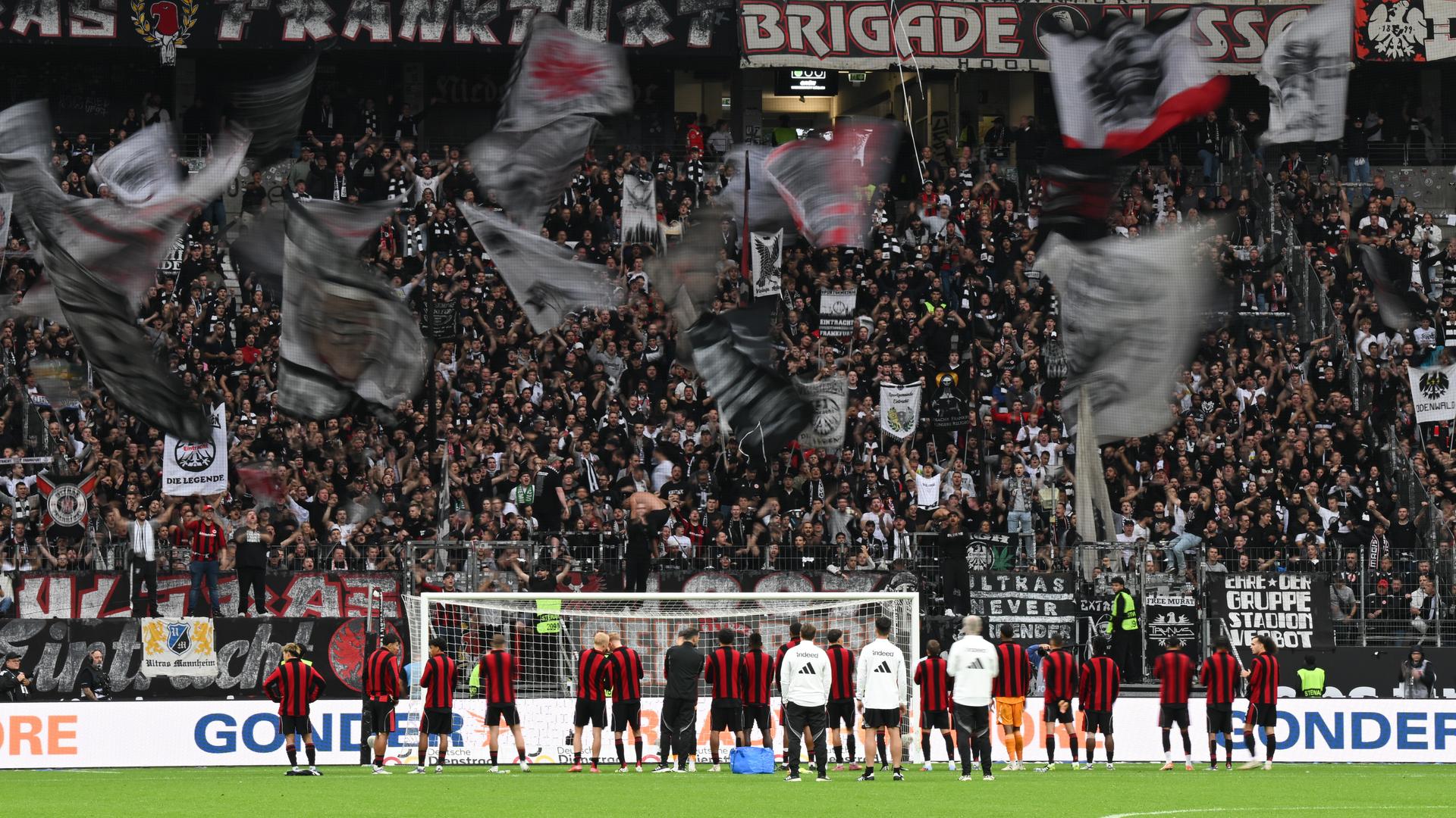 Bundesliga: Die Frankfurter Spieler stehen nach dem Spiel gegen Union Berlin vor dem Fanblock. Bundesliga: Die Frankfurter Spieler stehen nach dem Spiel gegen Union Berlin vor dem Fanblock.