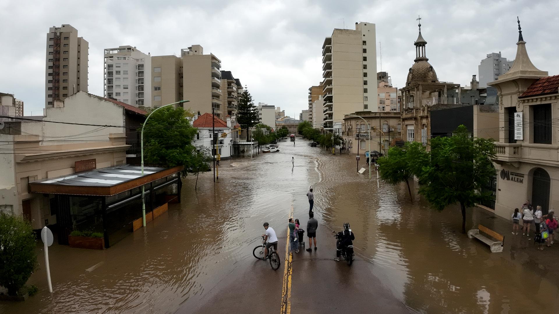 Argentinien, Bahia Blanca: Menschen stehen nach einem Unwetter am Rande des Hochwassers.