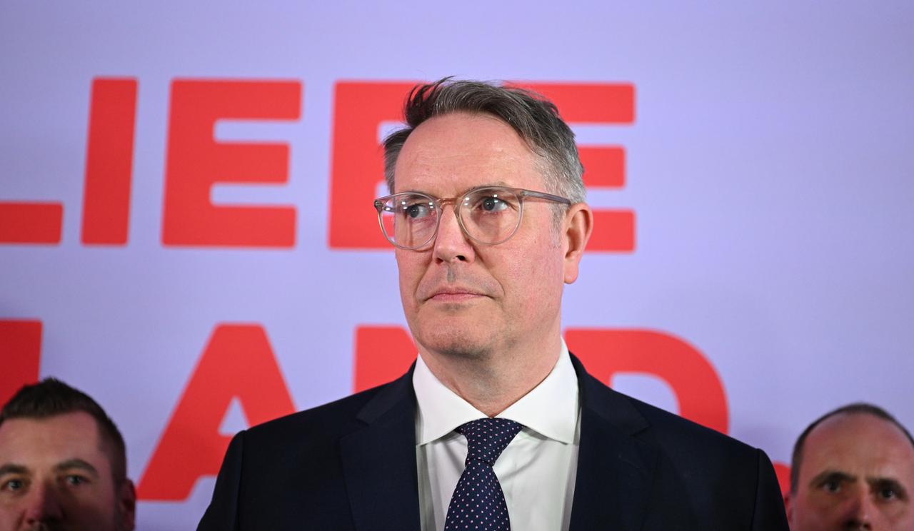 Zu sehen ist Alexander Schweitzer vor SPD-Parteianhängern. Nach seiner Wahlniederlage hat er einen ernsten und enttäuschten Gesichtsausdruck. Zu sehen ist Alexander Schweitzer vor SPD-Parteianhängern. Nach seiner Wahlniederlage hat er einen ernsten und enttäuschten Gesichtsausdruck.