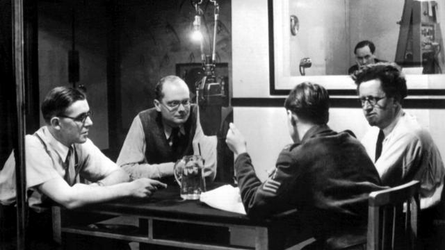 Mitglieder der Redaktion des deutschsprachigen Dienstes der BBC übertragen 1944 aus einem Londoner Theater eine Sendung.