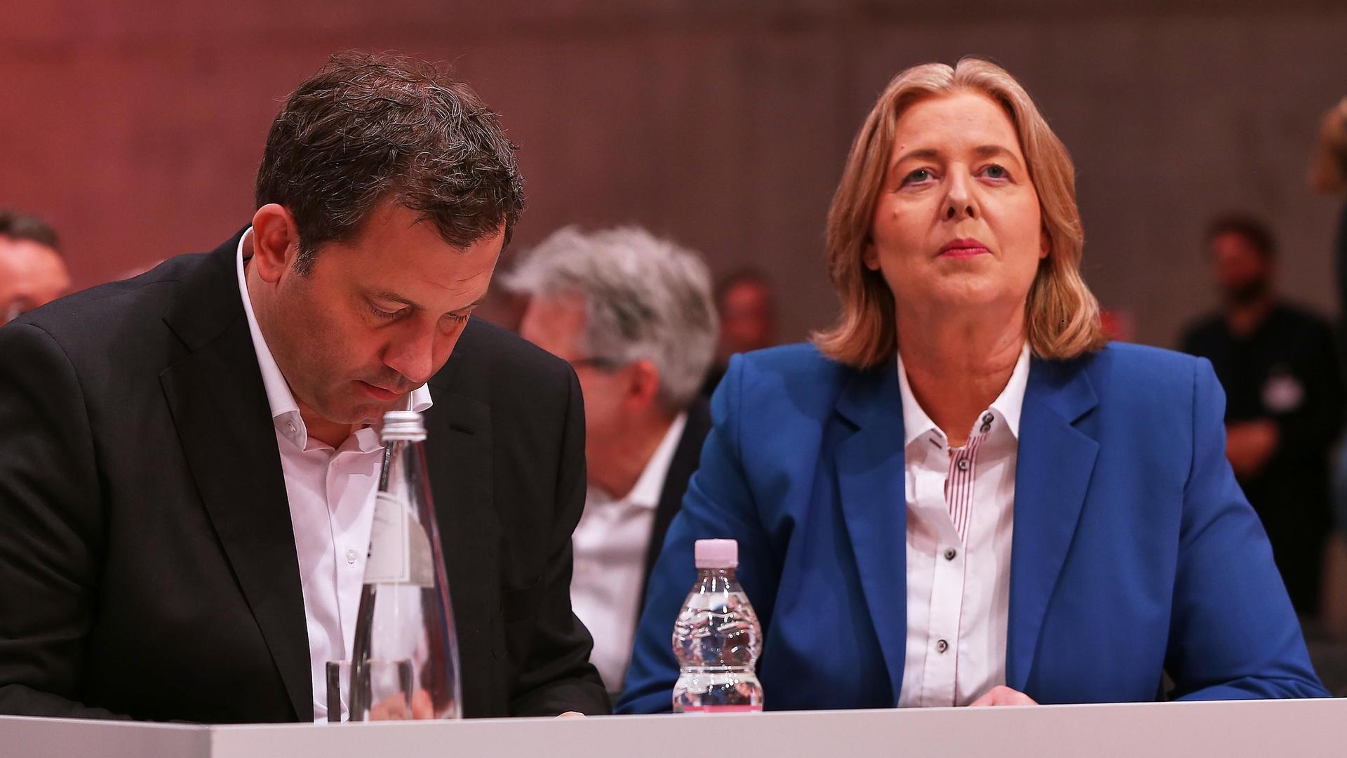 Beim 42. SPD-Bundesparteitag sitzen Lars Klingbeil und Bärbel Bas nebeneinander, darunter der Slogan "Veränderung beginnt mit uns". Beim 42. SPD-Bundesparteitag sitzen Lars Klingbeil und Bärbel Bas nebeneinander, darunter der Slogan "Veränderung beginnt mit uns".