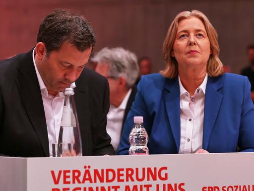 Beim 42. SPD-Bundesparteitag sitzen Lars Klingbeil und Bärbel Bas nebeneinander, darunter der Slogan "Veränderung beginnt mit uns".