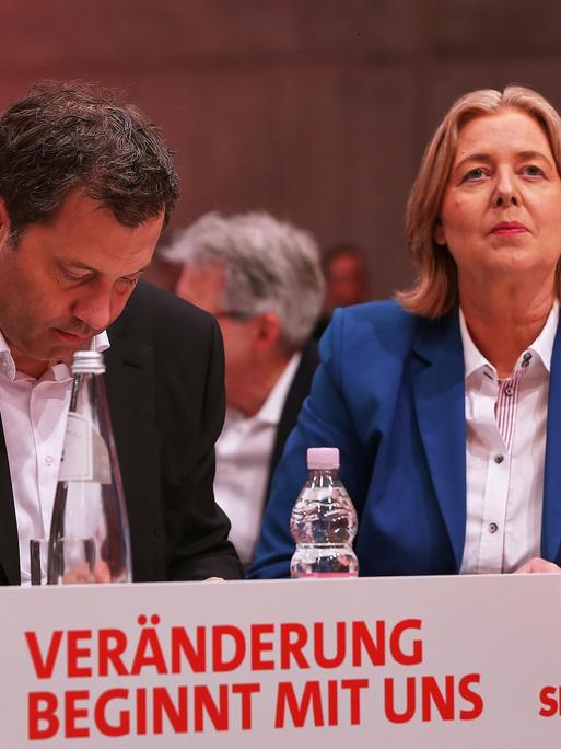 Beim 42. SPD-Bundesparteitag sitzen Lars Klingbeil und Bärbel Bas nebeneinander, darunter der Slogan "Veränderung beginnt mit uns".