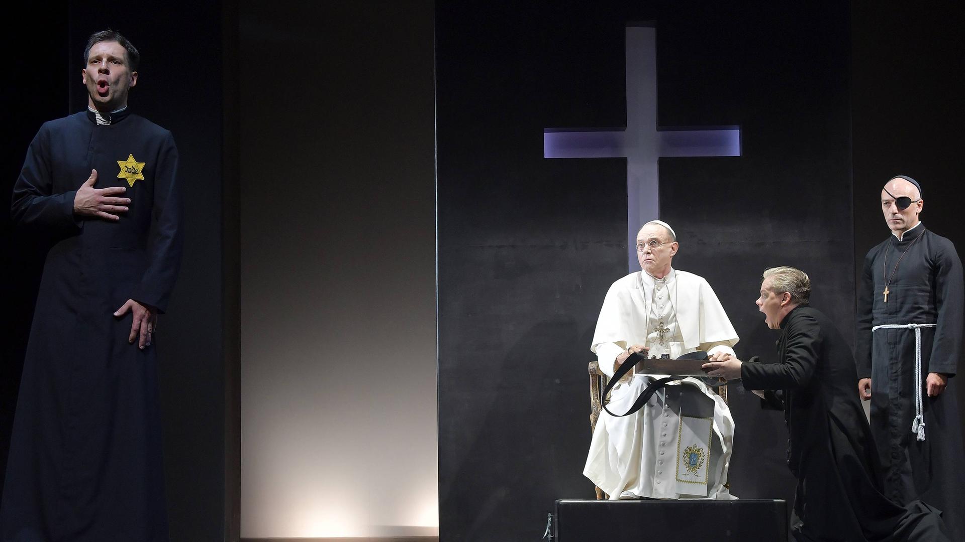Ein Theaterstück, das die Rolle des Papstes in der NS-Zeit hinterfragt.