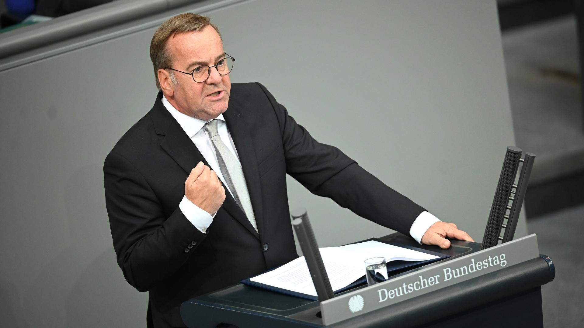 Boris Pistorius (SPD), Verteidigungsminister, spricht in der Generaldebatte um den Haushalt 2025 im Bundestag. 