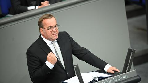 Boris Pistorius (SPD), Verteidigungsminister, spricht in der Generaldebatte um den Haushalt 2025 im Bundestag. 