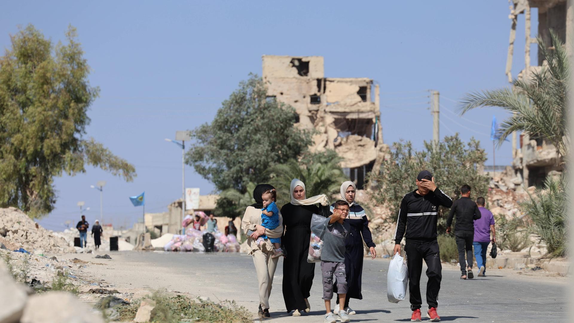 Menschen auf einer Straße im syrischen Aleppo im Oktober 2025 Menschen auf einer Straße im syrischen Aleppo im Oktober 2025