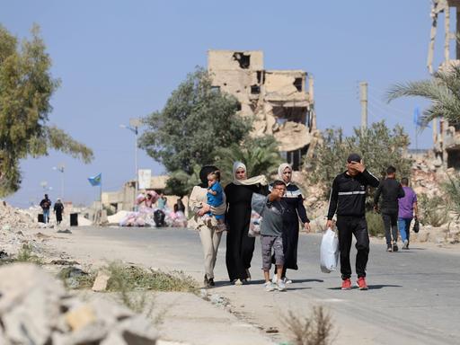Menschen auf einer Straße im syrischen Aleppo im Oktober 2025
