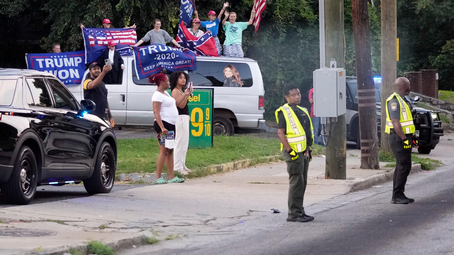 Anhänger von Donald Trump mit Fahnen und Bannern. 