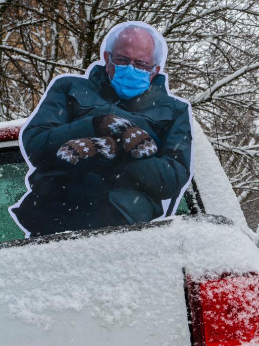 Das Bild von Bernie Sanders bei der Amtseinführung Bidens mit Handschuhen und fröstelnder Miene kommentiert nun die Kälte bei einem Wintereinbruch in Chicago. Es wurde auf die Ladefläche eines Pickup-Trucks montiert. 