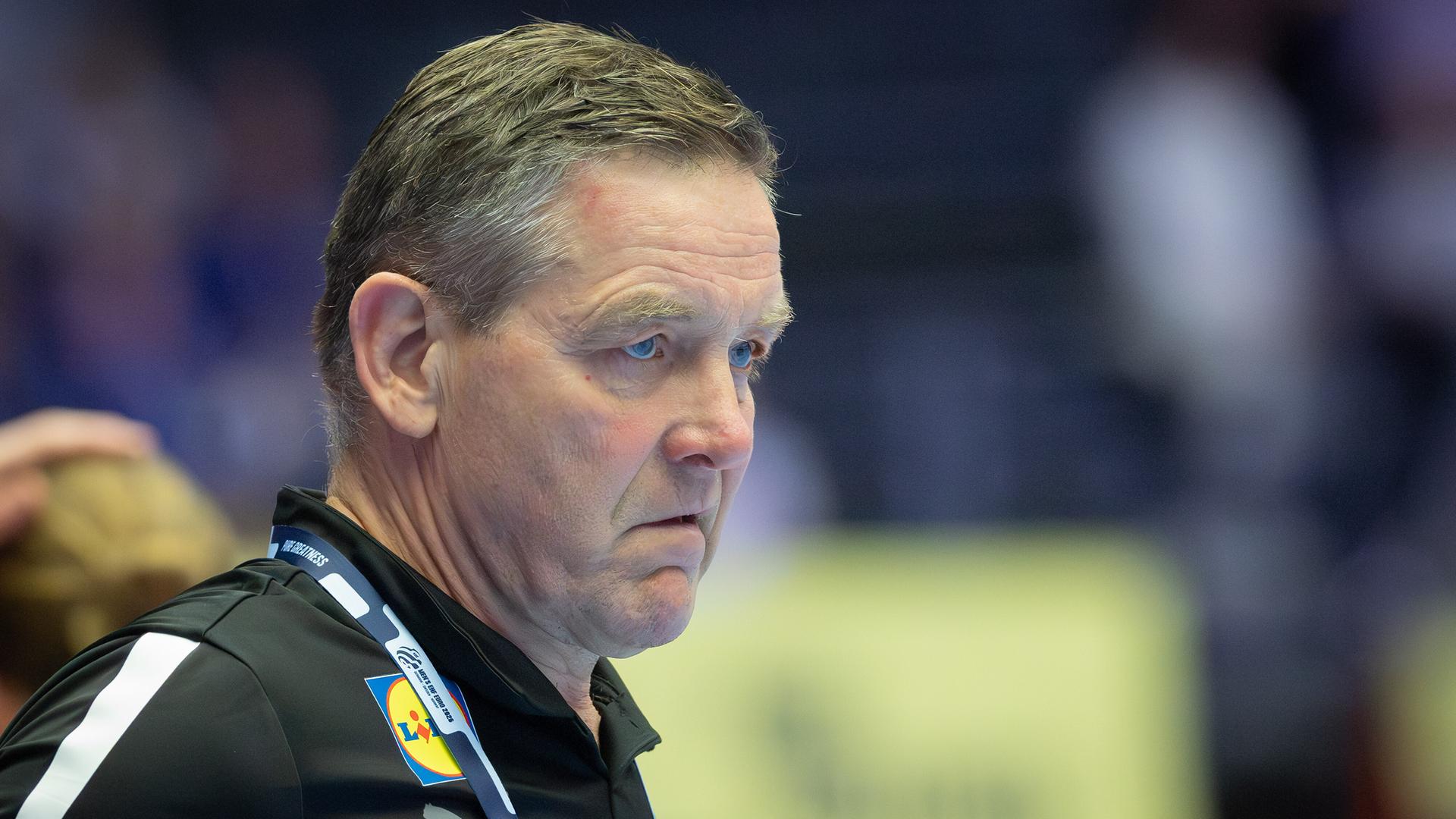 Handball-Bundestrainer Alfred Gislason blickt sorgenvoll Richtung Spielfeld.
