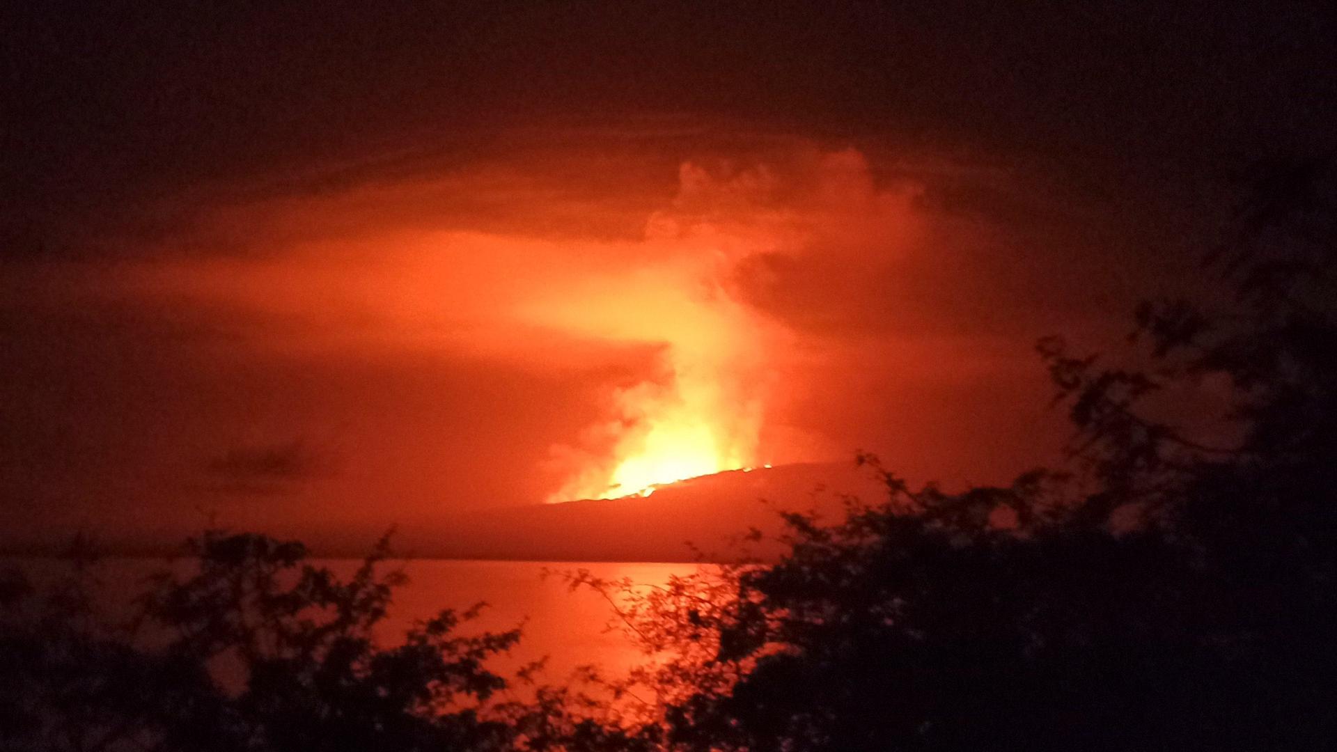 Das Foto zeigt den Vulkan-Ausbruch auf den Galapagos-Inseln. 