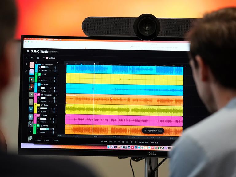 Auf einem Computerbildschirm werden während der Erstellung eines KI-Musikstücks bei SUNO die Wellenformen von Audiodateien verschiedener Instrumente angezeigt.