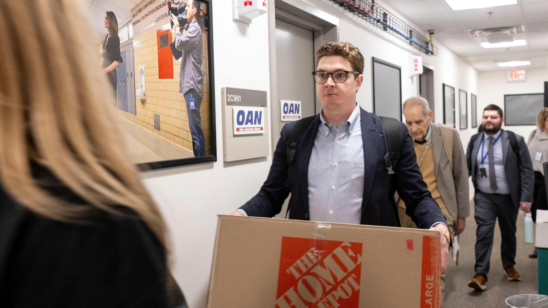 Washington: Mitglieder des Pentagon-Pressekorps gehen an der Sendekabine von One America News vorbei, während sie sich darauf vorbereiten, ihre Presseausweise abzugeben und das Pentagon zu verlassen. Washington: Mitglieder des Pentagon-Pressekorps gehen an der Sendekabine von One America News vorbei, während sie sich darauf vorbereiten, ihre Presseausweise abzugeben und das Pentagon zu verlassen.