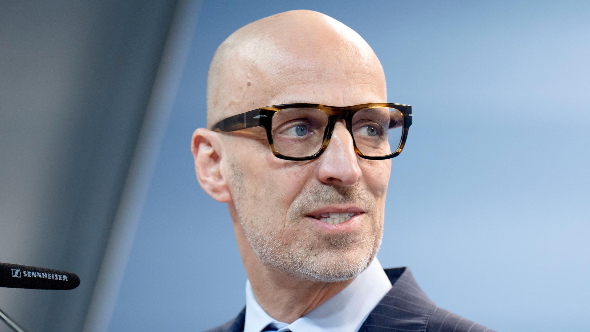 Peter Leibinger schaut zur Seite.