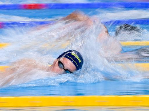 Der deutsche Schwimmer Florian Wellbrock schwimmt bei der WM in Doha über 800-Meter Freitstil gegen seine Konkurrenten.