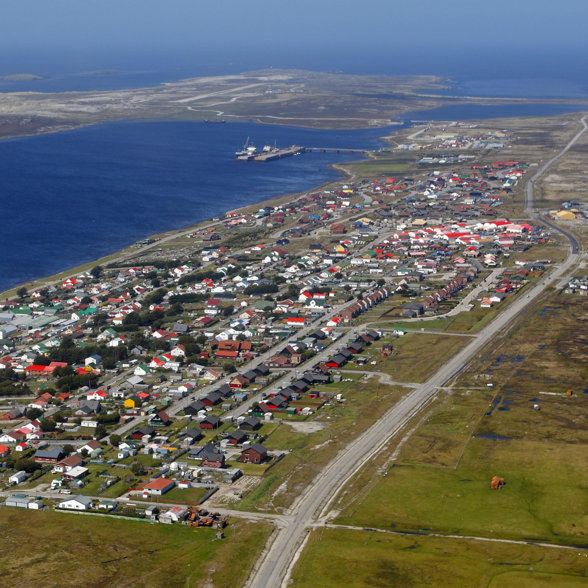 Die Kleinstadt mit rechwinkligem Straßennetz und einstöckigen Häusern liegt am Meer. 