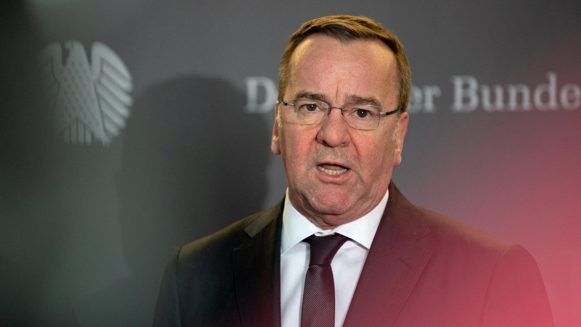 Bundesverteidigungsminister Pistorius spricht vor einer grauen Wand. Bundesverteidigungsminister Pistorius spricht vor einer grauen Wand.