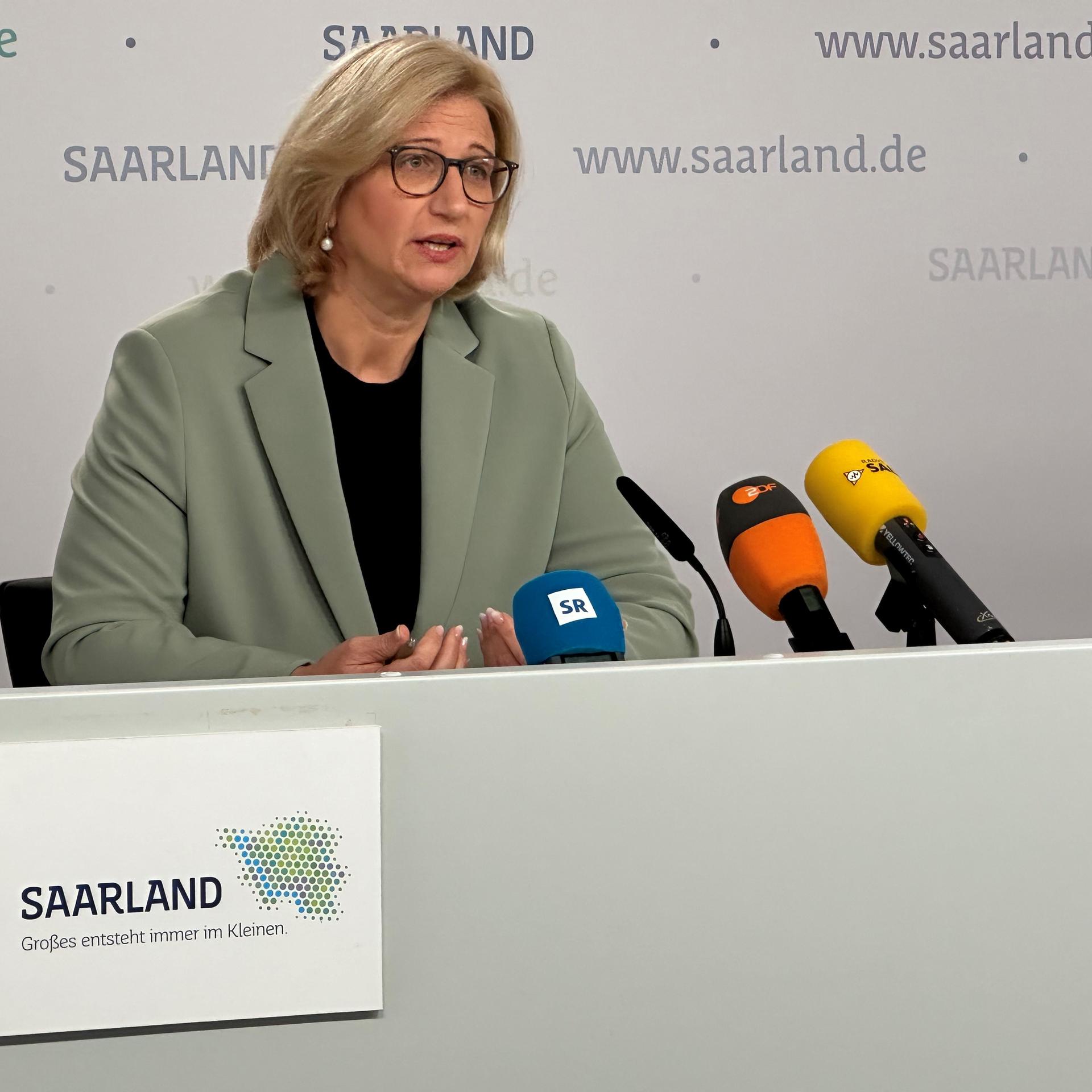 Die saarländische Ministerpräsidentin Anke Rehlinger (SPD) äußert sich auf einer Pressekonferenz in Saarbrücken zu Wolfspeed. 