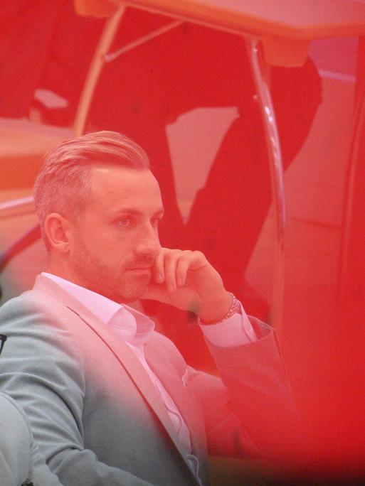Ulrich Siegmund (AfD) sitzt auf seinem Abgeordnetenplatz und verfolgt die Debatte im Landtag. Das Porträt ist von einem roten Lichtpunkt überlagert. Ulrich Siegmund (AfD) sitzt auf seinem Abgeordnetenplatz und verfolgt die Debatte im Landtag. Das Porträt ist von einem roten Lichtpunkt überlagert.