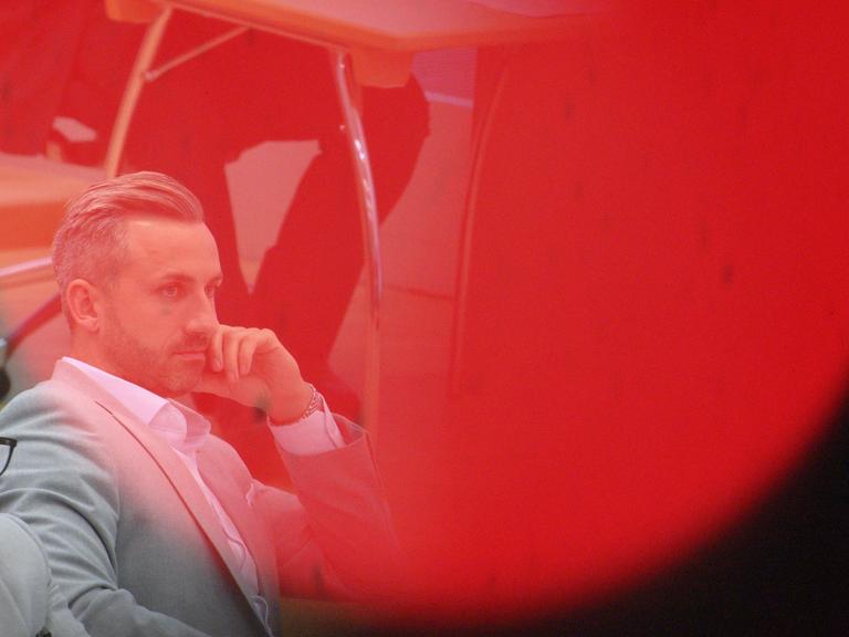 Ulrich Siegmund (AfD) sitzt auf seinem Abgeordnetenplatz und verfolgt die Debatte im Landtag. Das Porträt ist von einem roten Lichtpunkt überlagert. Ulrich Siegmund (AfD) sitzt auf seinem Abgeordnetenplatz und verfolgt die Debatte im Landtag. Das Porträt ist von einem roten Lichtpunkt überlagert.