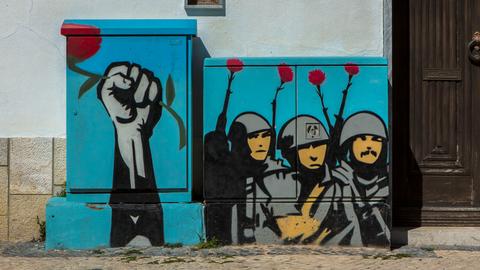 Erinnerung an die Nelkenrevolution in Portugal vom 25. April 1974 auf einem Stromkasten in Lagoa 