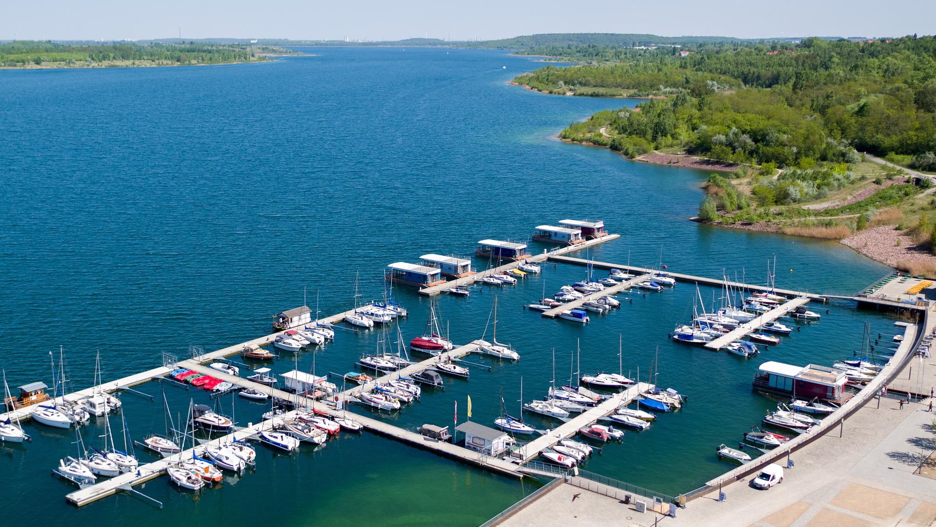 Freizeitboote und Hausboote liegen in der Marina Mücheln am Geiseltalsee.